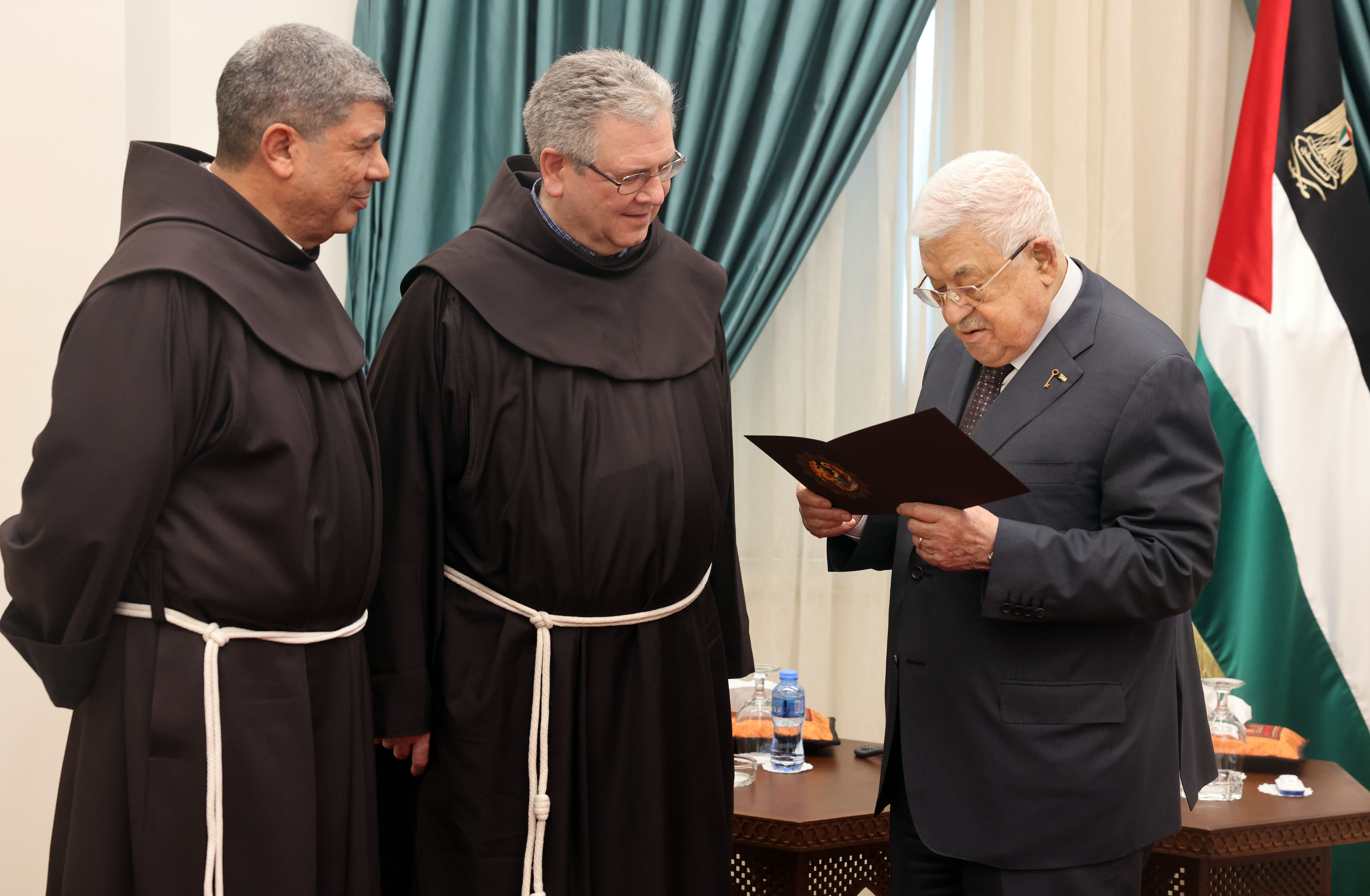 الرئيس يتسلم دعوة لحضور قداس عيد الميلاد المجيد وفق التقويم الغربي (تصوير: ثائر غنايم)